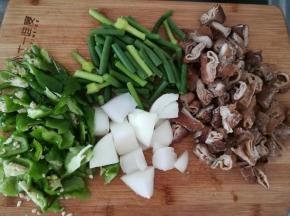 洋葱切块。辣椒滚刀块。猪肠和蒜苗切段。