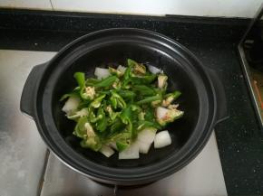 然后加入辣椒，翻炒。