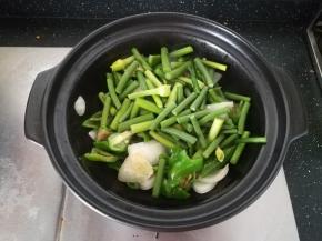 翻炒之后，加入蒜苗翻炒两分钟。