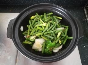 翻炒之后，加入蒜苗翻炒两分钟。