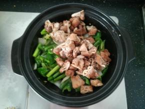 加入猪肠翻炒。