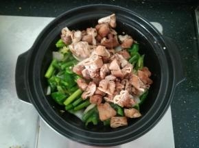 加入猪肠翻炒。