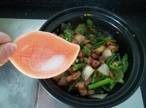 加入一点点食盐。翻炒三至五分钟就可以了。