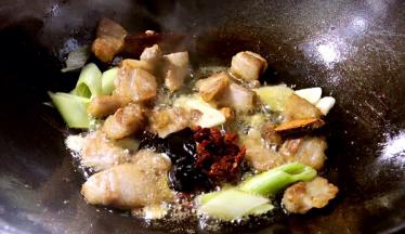 加入豆瓣酱和甜面酱，炒香