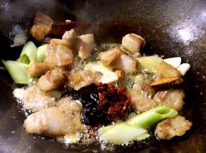 加入豆瓣酱和甜面酱，炒香