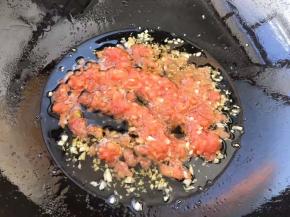 西红柿倒入锅中翻炒。
