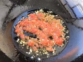 西红柿倒入锅中翻炒。
