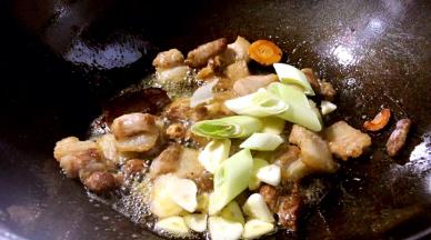 加入葱段、姜片、蒜片爆香