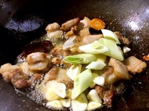 加入葱段、姜片、蒜片爆香