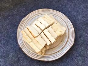 豆腐用刀切成小块。
