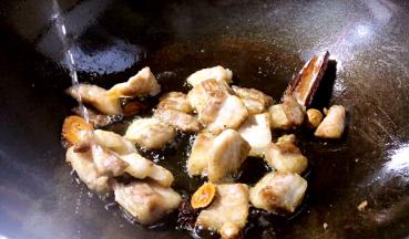 加入料酒，炒香