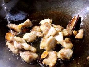 加入料酒，炒香