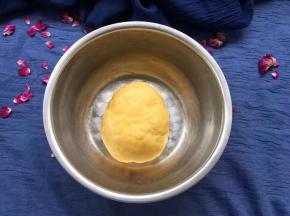 补充一句：面粉与鸡蛋、植物油、泡打粉一起搅拌均匀后，将以上食材揉搓成光滑的面团，盖上保鲜膜醒面5～8分钟。