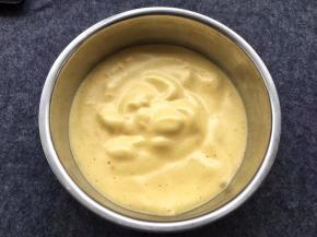 准备一个无水的盘，蛋糊倒入盘中