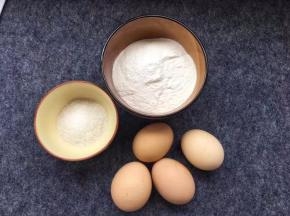 食材来个合影：准备土鸡蛋4枚、糯米粉200克、白糖40克。