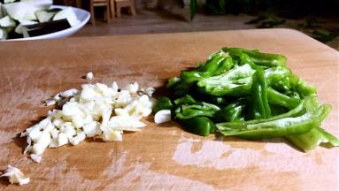 青椒洗净，去蒂和籽，切成条状备用