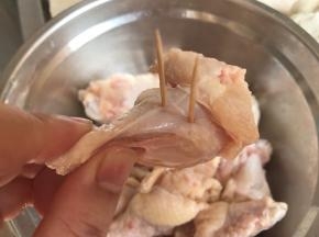 鸡翅根买回来泡一会去血水，洗干净！
然后用牙签在肉上扎多几下，以便更入味（小心别扎手上哟）