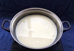 豆浆过滤豆渣后，放锅里烧煮开，中间用勺子不断搅拌锅内豆浆，防止糊锅底。