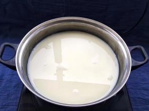 豆浆过滤豆渣后，放锅里烧煮开，中间用勺子不断搅拌锅内豆浆，防止糊锅底。