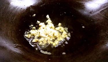 锅留底油，放入蒜末爆香