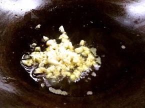 锅留底油，放入蒜末爆香