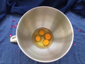 鸡蛋打开，放入盘中。