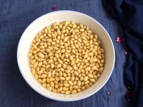 干黄豆500提前6～8小时泡好。