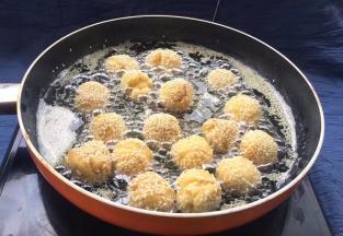 锅中热油，油温烧至90～100度，放面团入锅慢慢炸。