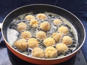 锅中热油，油温烧至90～100度，放面团入锅慢慢炸。