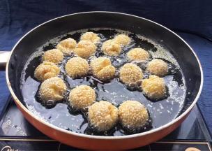 用筷子不停翻动锅中面团，让其受热均匀，炸至金黄色即可捞出沥干油份。