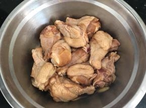 用手抓揉一会入味（可以戴一次性手套）