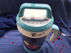 泡好的黄豆用豆浆机打成豆浆。（我选择用果蔬挡打成豆浆，是生豆浆，如果选择果蔬挡打磨需要打磨多次）