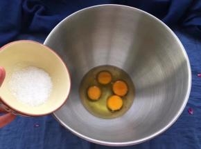 白糖倒入蛋液里。