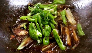 青椒，翻炒均匀至青椒断生