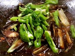青椒，翻炒均匀至青椒断生