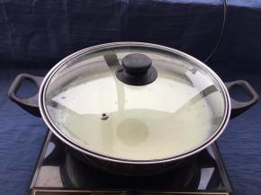 用勺子搅拌均匀，盖上锅盖儿，让其慢慢形成豆花（过程大概1小时，如果是冬天需要放热的地方比较容易形成豆花）