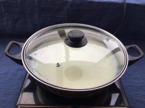 用勺子搅拌均匀，盖上锅盖儿，让其慢慢形成豆花（过程大概1小时，如果是冬天需要放热的地方比较容易形成豆花）