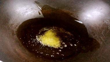 锅烧热油，加入少许盐炒匀