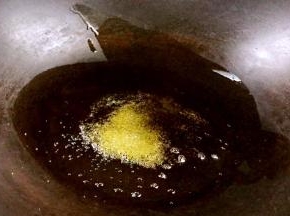 锅烧热油，加入少许盐炒匀