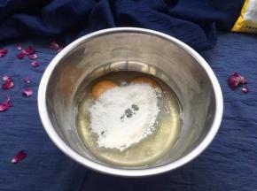液体先倒入盘底，将植物油和鸡蛋倒入盘底，再筛入面粉。