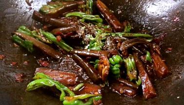 调入味精，拌匀即可盛出