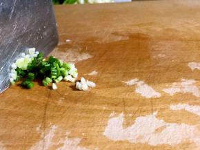 香葱洗净，切成葱花备用