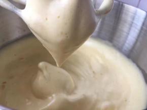 提起打蛋头上会有鸡蛋液垂下且不容易很快落下，落入蛋盆内的蛋糊不会很快消失（这步是决定蛋糕成功与否关键操作）