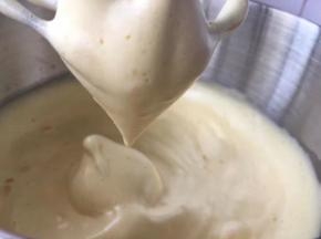 提起打蛋头上会有鸡蛋液垂下且不容易很快落下，落入蛋盆内的蛋糊不会很快消失（这步是决定蛋糕成功与否关键操作）