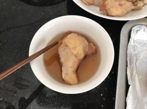 蜂蜜水均匀擦在鸡翅根表面上，我是直接放碗里滚一圈的，快呀、