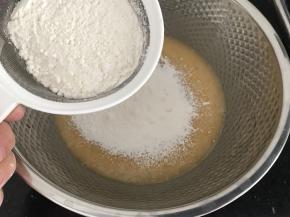 筛入面粉和泡打粉（面粉可以用低筋面粉代替，口感更松酥）