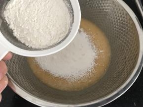 筛入面粉和泡打粉（面粉可以用低筋面粉代替，口感更松酥）
