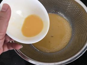 然后倒入大盘里
不要全倒完，留下一点点，后面刷饼面用哟