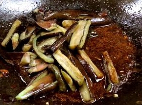 放入茄条