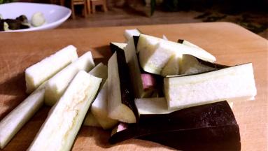 将茄子洗净，切成条状备用